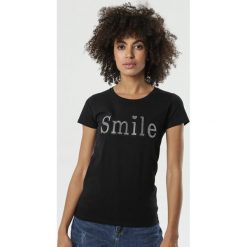 Czarny T-shirt Fransiska. Czarne bluzki damskie Born2be, s, z napisami, z okrągłym kołnierzem. Za 39,99 zł.