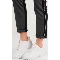 DAMSKIE BUTY SPORTOWE. Białe buty sportowe damskie Merg, bez wzorów, bez zapięcia. Za 49,90 zł.