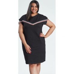 Czarna sukienka Jula z lampasami duże rozmiary OVERSIZE PLUS SIZE WIOSNA. Czarne sukienki damskie Moda Size Plus Iwanek, na co dzień, na wiosnę, s, bez wzorów, z elastanu, klasyczne, z klasycznym kołnierzykiem, plus size, z krótkim rękawem, krótkie, mini, proste. Za 129,90 zł.