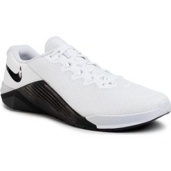 Buty NIKE - Metcon 5 AQ1189 190 White/Black/Black. Białe buty sportowe męskie Nike, z tworzywa sztucznego, bez zapięcia, na fitness i siłownię. Za 549,00 zł.