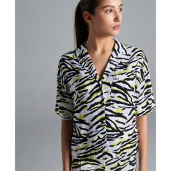 Koszula oversize w piżamowym stylu - Kremowy. Białe koszule damskie marki Cropp, s, bez wzorów, bez kołnierzyka, bez rękawów. Za 59,99 zł.