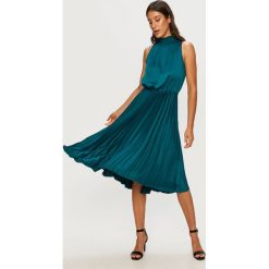 Answear Lab - Sukienka. Zielone sukienki damskie Answear Lab, s, bez wzorów, z poliesteru, z golfem, bez rękawów, midi, rozkloszowane. Za 159,90 zł.