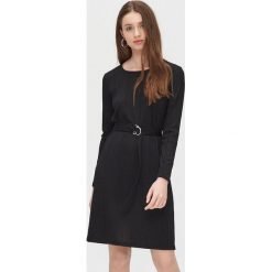 Sukienka midi z paskiem - Czarny. Czarne sukienki damskie Cropp, s, bez wzorów, bez kołnierzyka, bez rękawów, midi. W wyprzedaży za 51,99 zł.