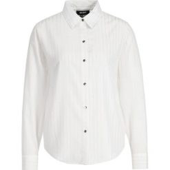 Koszula DKNY P9EAE500. Białe bluzki damskie DKNY, s, bez wzorów, z poliesteru, bez kołnierzyka, bez rękawów. W wyprzedaży za 209,00 zł.