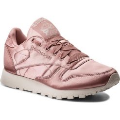 Buty Reebok - Cl Lthr Satin CM9800 Chalk Pink/Classic Wht. Różowe buty sportowe damskie Reebok, na co dzień, bez wzorów, z tworzywa sztucznego, bez obcasa, na płaskiej podeszwie, bez zapięcia. W wyprzedaży za 269,00 zł.
