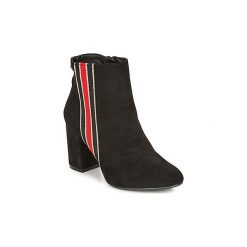 Botki Refresh 69113-BLACK. Czarne botki damskie Refresh, bez obcasa, bez zapięcia. W wyprzedaży za 181,30 zł.