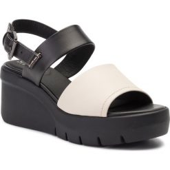 Sandały GEOX - D Torrence A D92CPA 00043 C0538 Cream/Black. Czarne klapki damskie Geox, bez wzorów, ze skóry ekologicznej, bez obcasa, na obcasie. W wyprzedaży za 399,00 zł.