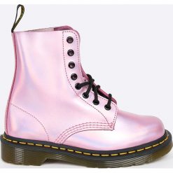 Dr Martens - Botki Pascal. Szare buty zimowe damskie marki Dr. Martens, z materiału, z okrągłym noskiem, na sznurówki. Za 639,90 zł.