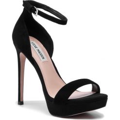 Sandały STEVE MADDEN - Sarah Heel SM11000187-03002-015 Black Suede. Czarne klapki damskie Steve Madden, bez wzorów, z zamszu, bez obcasa, na obcasie. W wyprzedaży za 299,00 zł.