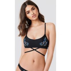 Stroje dwuczęściowe damskie: Wolf & Whistle Góra bikini z haftem – Black