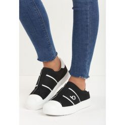 Czarne Creepersy Yoko. Czarne półbuty damskie Born2be, na imprezę, bez wzorów, ze skóry, bez obcasa, na płaskiej podeszwie, bez zapięcia. Za 34,99 zł.