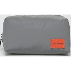 Calvin Klein Jeans - Kosmetyczka. Szare kosmetyczki męskie marki Calvin Klein Jeans, z poliesteru. W wyprzedaży za 159,90 zł.