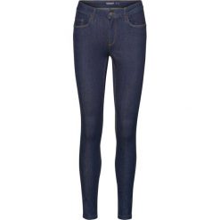 Vero Moda Jeans Skinny Fit dark blue denim. Niebieskie jeansy damskie relaxed fit Vero Moda. Za 169,00 zł.