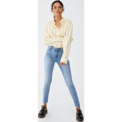 Jeansy skinny fit ze średnim stanem. Niebieskie jeansy damskie Pull&Bear, bez wzorów, z jeansu. Za 69,90 zł.