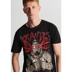 Koszulka Rage - Czarny. Czarne koszulki męskie Cropp, s, bez wzorów, bez kołnierzyka, bez rękawów. W wyprzedaży za 19,99 zł.