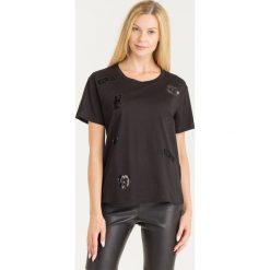 T-SHIRT EMPORIO ARMANI. Czarne t-shirty damskie Emporio Armani, z nadrukiem, z bawełny, z okrągłym kołnierzem. Za 305,40 zł.