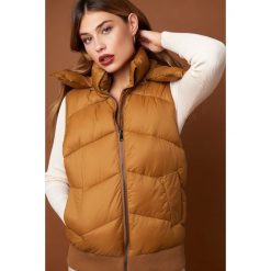NA-KD Trend Kamizelka ocieplana - Brown. Brązowe kamizelki damskie marki NA-KD Trend, z materiału. W wyprzedaży za 121,47 zł.