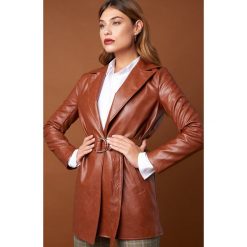 NA-KD Trend Kurtka z paskiem - Brown. Białe kurtki damskie marki NA-KD Trend, z nadrukiem, z jersey, z okrągłym kołnierzem. Za 323,95 zł.