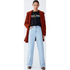 Bluza basic z napisem. Czarne bluzy damskie Pull&Bear, z napisami, bez rękawów, bez kaptura. Za 39,90 zł.