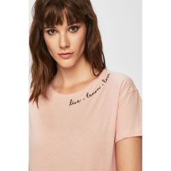 Answear - T-shirt. Różowe bluzki damskie ANSWEAR, s, z nadrukiem, z bawełny, z okrągłym kołnierzem. Za 39,90 zł.