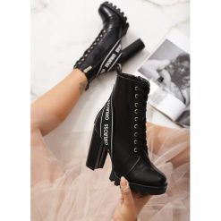 Czarne Botki Bossy Girl. Czarne botki damskie Renee, bez obcasa, na obcasie, bez zapięcia. Za 159,99 zł.