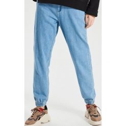 Jeansy comfort jogger - Niebieski. Niebieskie jeansy damskie Cropp. Za 119,99 zł.
