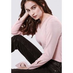 Jasnoróżowa Bluzka Trailing. Szare bluzki damskie Born2be, xl, bez wzorów, z dzianiny, bez kołnierzyka, z długim rękawem. Za 39,99 zł.