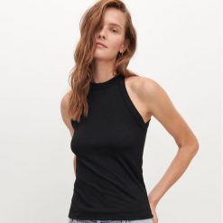 Gładki top z dekoltem halter - Czarny. Czarne topy damskie Reserved, s, bez wzorów, bez kołnierzyka. Za 39,99 zł.