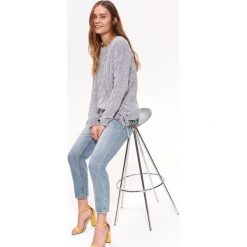 Szenilowy sweter damski. Szare swetry damskie Top Secret, na lato, bez wzorów, z dzianiny, bez rękawów, bez kaptura. W wyprzedaży za 59,99 zł.