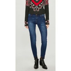 Desigual - Jeansy Kentya. Niebieskie jeansy damskie skinny marki Desigual, z elastanu. W wyprzedaży za 239,90 zł.