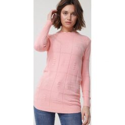 Jasnoróżowy Sweter Well-Lit. Różowe swetry damskie Born2be, xl, bez wzorów, z długim rękawem, długie, bez kaptura. Za 79,99 zł.