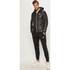 Nike Sportswear - Kurtka. Czarne płaszcze męskie Nike Sportswear, s, bez wzorów, z poliesteru, krótkie, z kapturem. Za 449,90 zł.