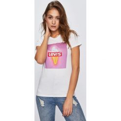 Levi's - Top. Białe bluzki damskie Levi's®, s, z nadrukiem, z bawełny, z okrągłym kołnierzem. W wyprzedaży za 59,90 zł.