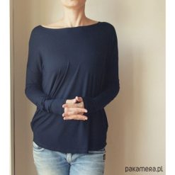 Wąski rękaw Granatowy Bluzka. Niebieskie bluzki damskie Pakamera, bez wzorów, bez kołnierzyka, z długim rękawem. Za 115,00 zł.