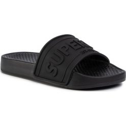 Klapki SUPERDRY - Edit Chunky Slide WF310002A Black 02A. Czarne klapki damskie Superdry, bez wzorów, z tworzywa sztucznego, bez obcasa. W wyprzedaży za 129,00 zł.