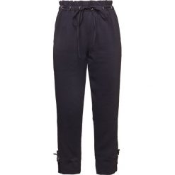 Club Monaco EULIA Spodnie materiałowe black. Czarne spodnie damskie marki Club Monaco, bez wzorów, z poliesteru. W wyprzedaży za 447,85 zł.