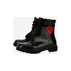 Botki Love Moschino. Czerwone botki damskie Love Moschino, z tkaniny, bez obcasa, bez zapięcia. Za 570,00 zł.