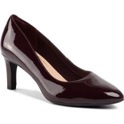 Półbuty CLARKS - Calla Rose 261451124 Burgundy Patent. Czerwone półbuty damskie Clarks, bez wzorów, ze skóry, eleganckie, bez obcasa, na obcasie, bez zapięcia. W wyprzedaży za 349,00 zł.