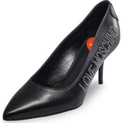 Czółenka Love Moschino. Szare czółenka damskie Love Moschino, z aplikacjami, ze skóry, bez obcasa. Za 990,00 zł.