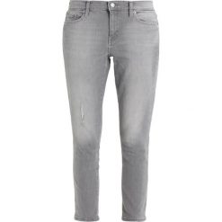 GAP Jeansy Slim Fit ash grey. Szare jeansy damskie relaxed fit marki GAP, z bawełny. W wyprzedaży za 149,40 zł.