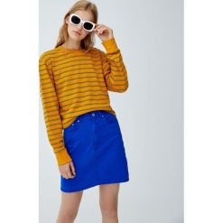 Krótka bluza basic w paski. Szare bluzy damskie marki Pull&Bear, w paski, z krótkim rękawem, krótkie, bez kaptura. Za 39,90 zł.