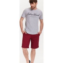 Szorty męskie w stylu chino. Czerwone spodenki i szorty męskie Top Secret, s, bez wzorów, z bawełny, krótkie. W wyprzedaży za 29,99 zł.