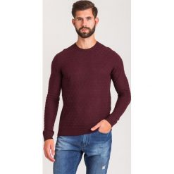 SWETER Emporio Armani. Czerwone swetry męskie Emporio Armani, m, bez wzorów, z kaszmiru, z okrągłym kołnierzem, bez kaptura. Za 1055,40 zł.