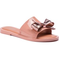 Klapki MELISSA - Soul II Ad 32524 Pink/Metallic Pink 52902. Różowe klapki damskie Melissa, z aplikacjami, z tworzywa sztucznego, bez obcasa, na obcasie. W wyprzedaży za 199,00 zł.