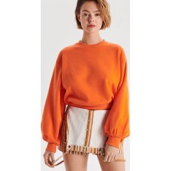 Krótka bluza z balonowymi rękawami - Pomarańczowy. Pomarańczowe bluzy damskie Cropp, s, bez wzorów, z krótkim rękawem, krótkie, bez kaptura. Za 69,99 zł.