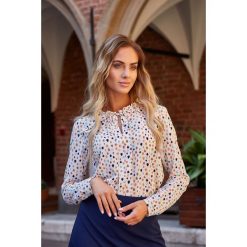 Bluzka w stylu boho z wiązaniem w dekolcie - ecru. Bluzki damskie Style, s, bez wzorów, z elastanu, eleganckie, ze stójką, z długim rękawem. W wyprzedaży za 129,00 zł.