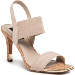 Sandały DKNY - Bryson K1046991 Ecru. Brązowe klapki damskie DKNY, bez wzorów, z zamszu, bez obcasa, na obcasie. W wyprzedaży za 439,00 zł.