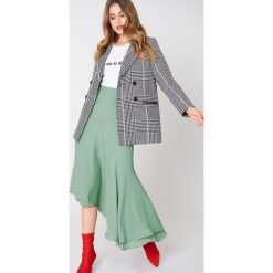 NA-KD Boho Asymetryczna spódnica Block - Green. Zielone spódniczki damskie marki NA-KD Boho, bez wzorów, boho, midi, asymetryczne. W wyprzedaży za 30,47 zł.