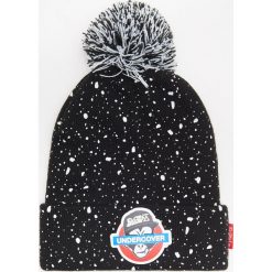 Czapka z pomponem - Czarny. Czarne czapki damskie Cropp, bez wzorów. W wyprzedaży za 19,99 zł.