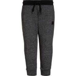 Hummel NOA PANTS XMAS 17 Spodnie treningowe black. Czarne spodnie chłopięce Hummel, z bawełny. Za 169,00 zł.